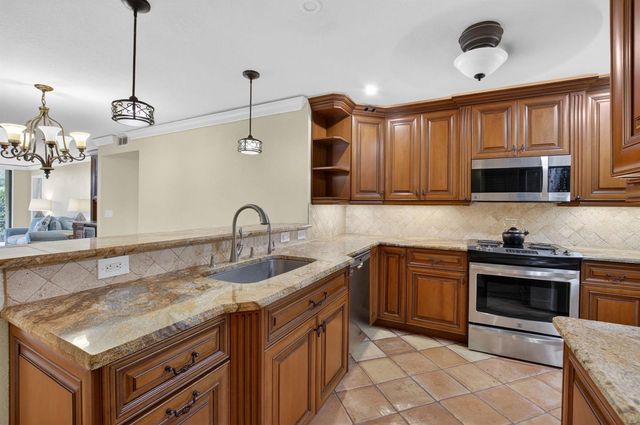 1202 S Lake Drive 105, Lantana, FL 33462
