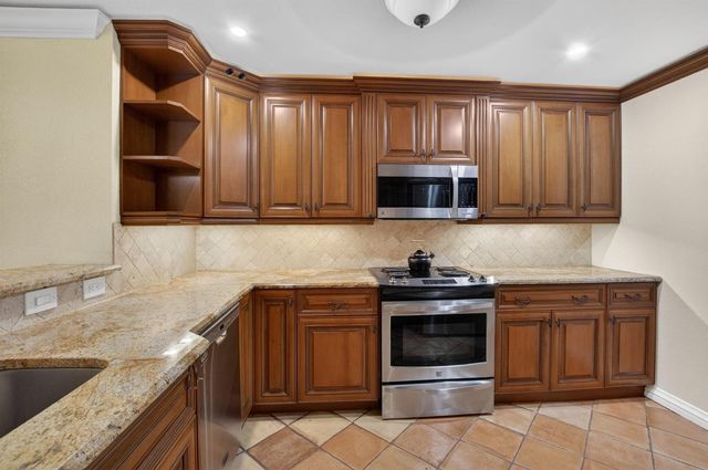 1202 S Lake Drive 105, Lantana, FL 33462