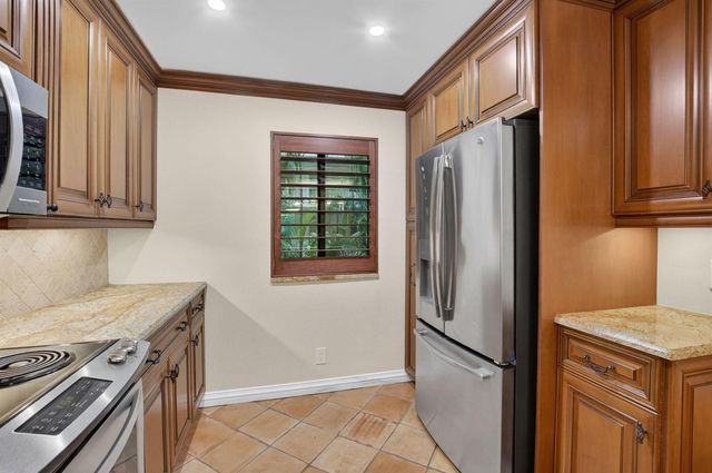 1202 S Lake Drive 105, Lantana, FL 33462