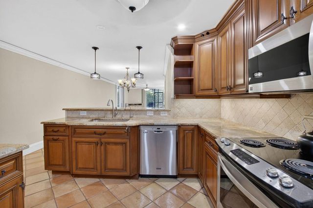 1202 S Lake Drive 105, Lantana, FL 33462