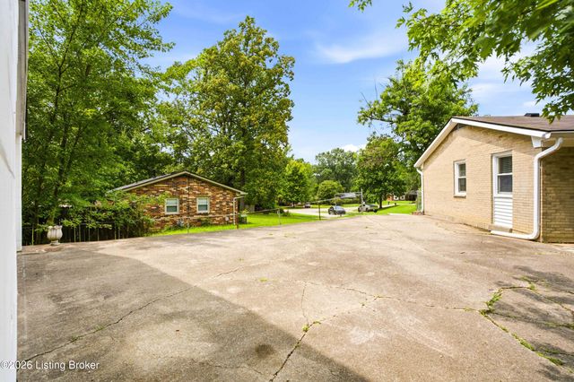 8213 Candelabrum Pl, Louisville, KY 40214