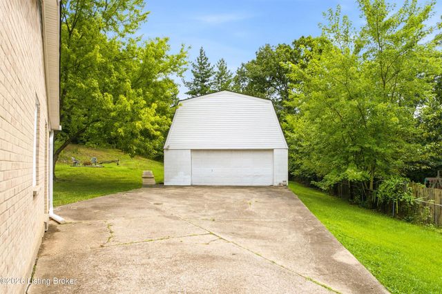 8213 Candelabrum Pl, Louisville, KY 40214