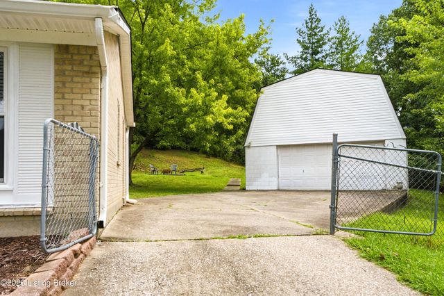 8213 Candelabrum Pl, Louisville, KY 40214