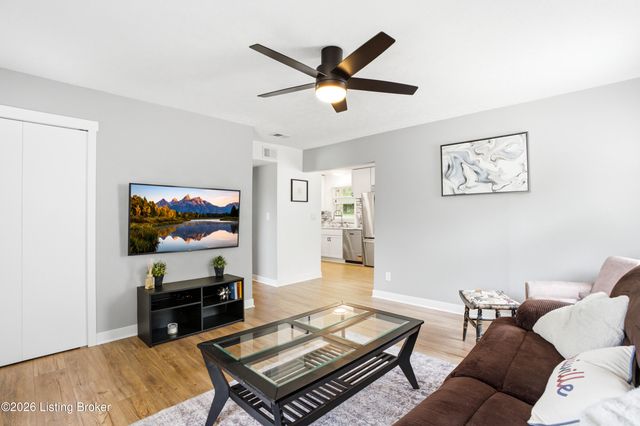 8213 Candelabrum Pl, Louisville, KY 40214
