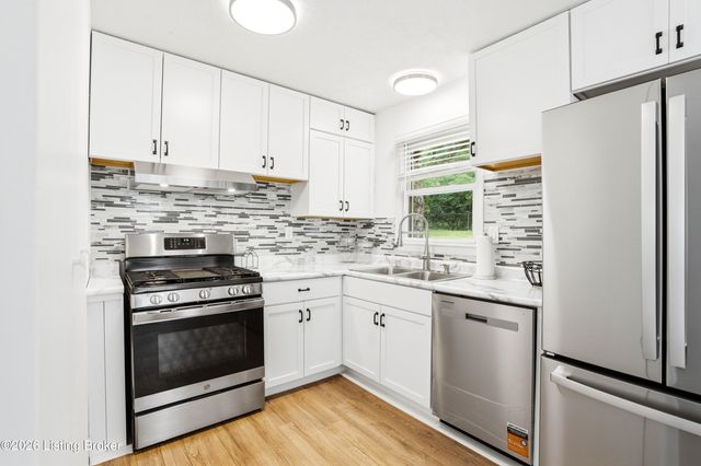 8213 Candelabrum Pl, Louisville, KY 40214