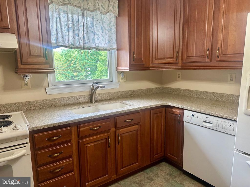 Image 13 of property listing at 10955 LAWRENCE DR, Waldorf, MD 20603