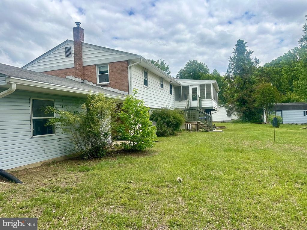 Image 6 of property listing at 10955 LAWRENCE DR, Waldorf, MD 20603