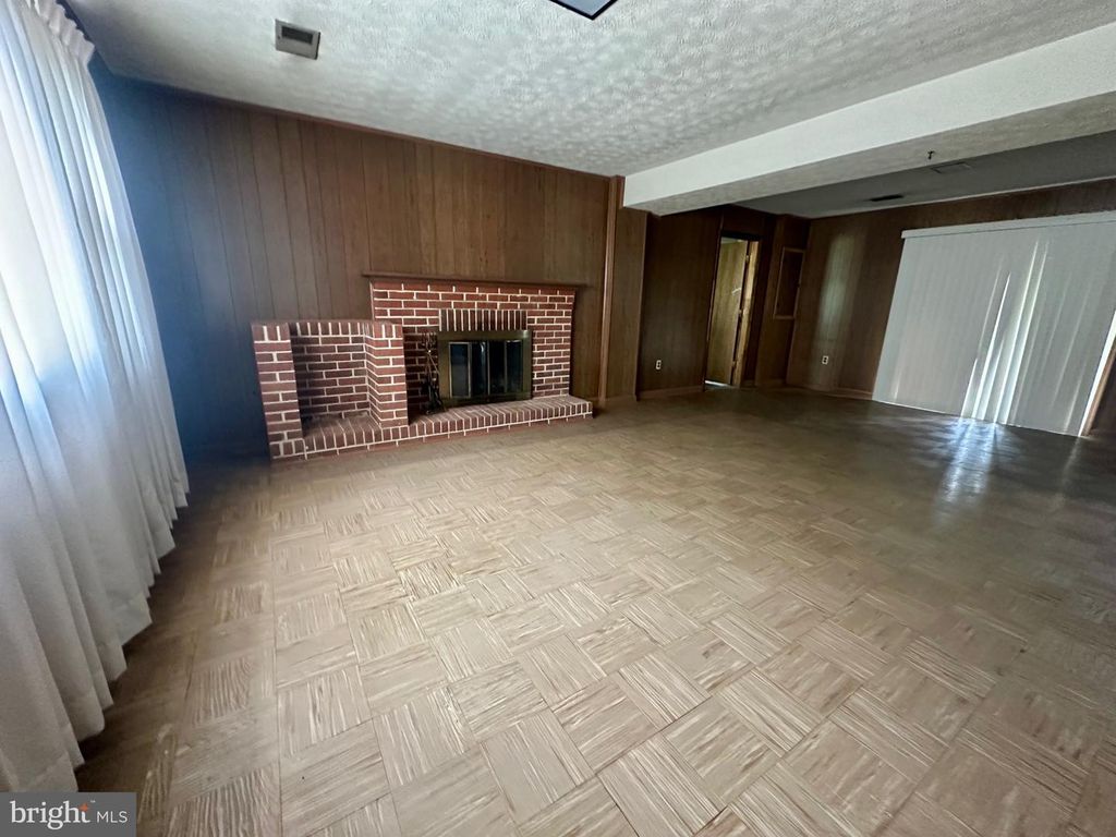 Image 8 of property listing at 10955 LAWRENCE DR, Waldorf, MD 20603