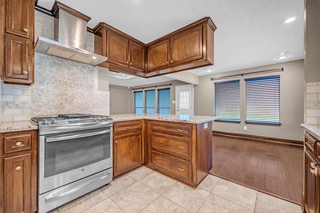 95 Paradise Valley Drive, Conroe, TX 77304