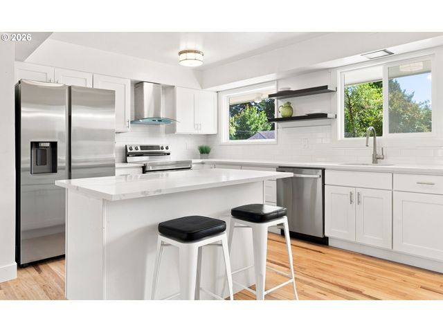 12601 Se MARKET St, Portland, OR 97233