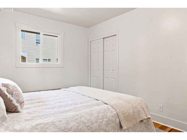 12601 Se MARKET St, Portland, OR 97233