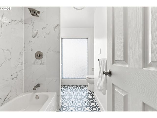 12601 Se MARKET St, Portland, OR 97233