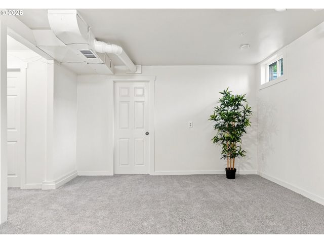 12601 Se MARKET St, Portland, OR 97233