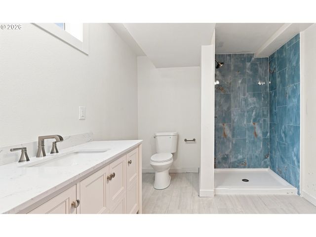 12601 Se MARKET St, Portland, OR 97233