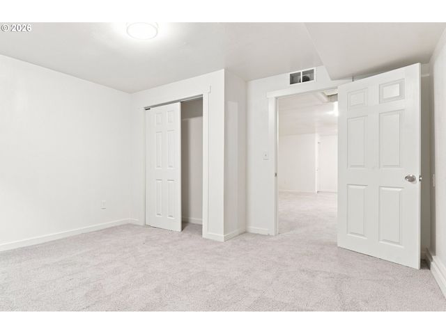 12601 Se MARKET St, Portland, OR 97233