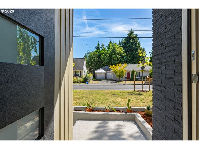 12601 Se MARKET St, Portland, OR 97233