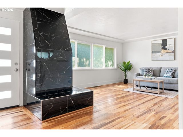12601 Se MARKET St, Portland, OR 97233