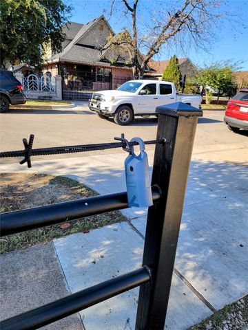 2004 Prairie Avenue, Fort Worth, TX 76164