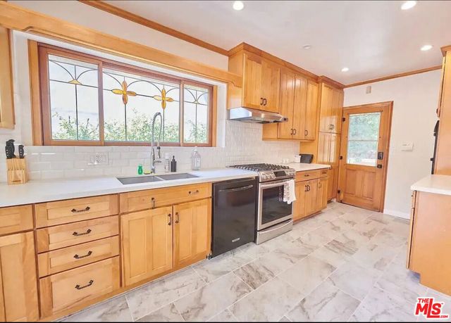 1522 Pandora Avenue, Los Angeles, CA 90024