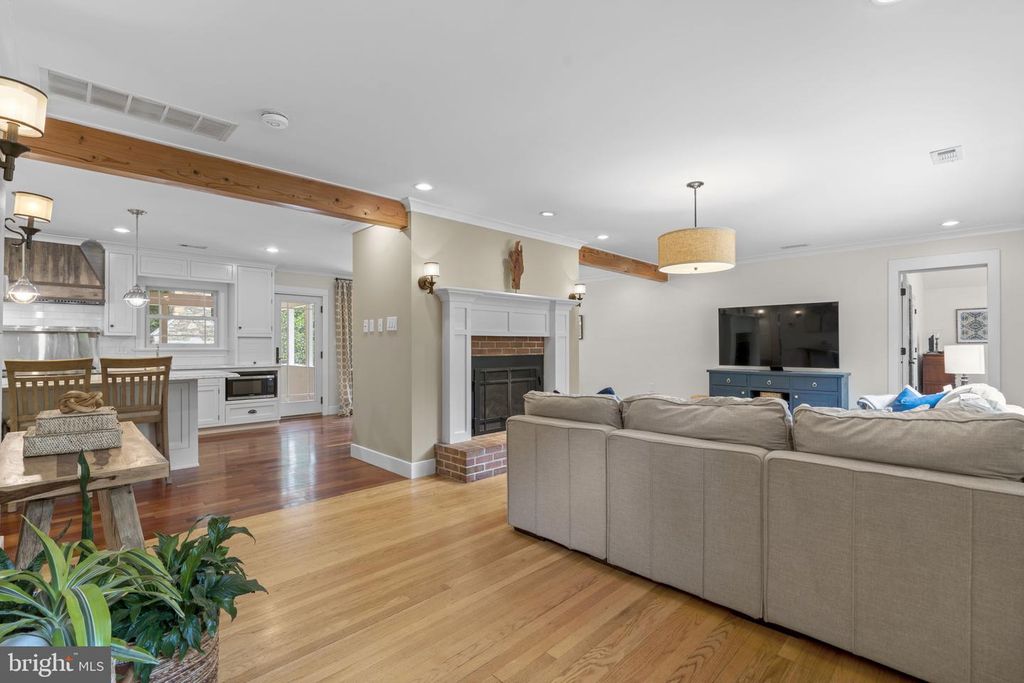 Image 11 of property listing at 3618 UNDEROAK DR, Ellicott City, MD 21042