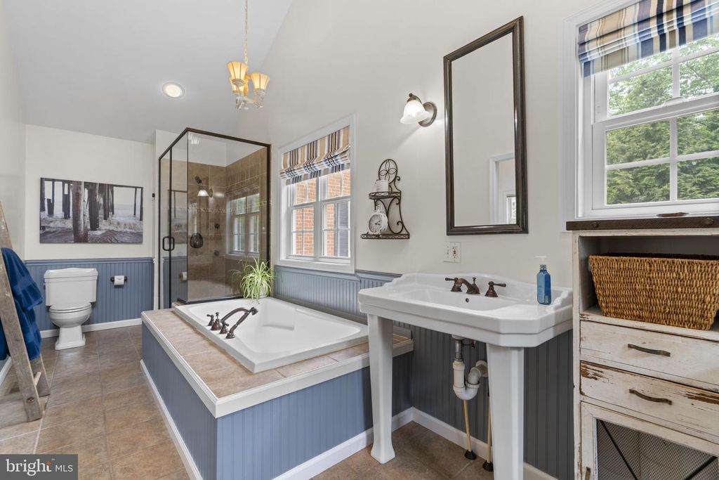 Image 18 of property listing at 3618 UNDEROAK DR, Ellicott City, MD 21042