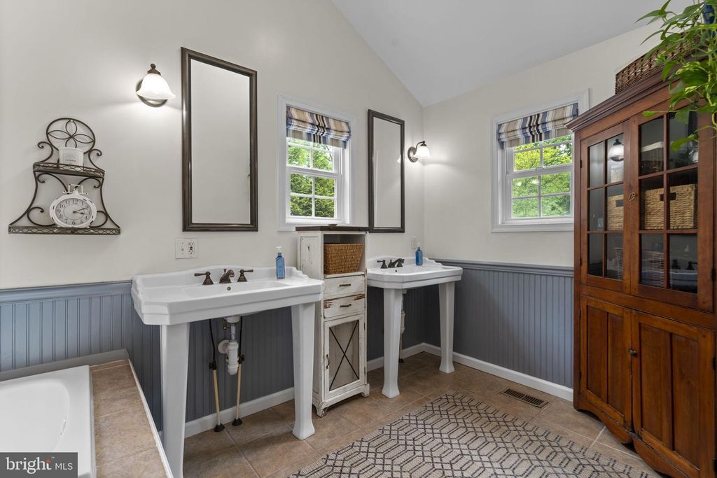 Image 19 of property listing at 3618 UNDEROAK DR, Ellicott City, MD 21042