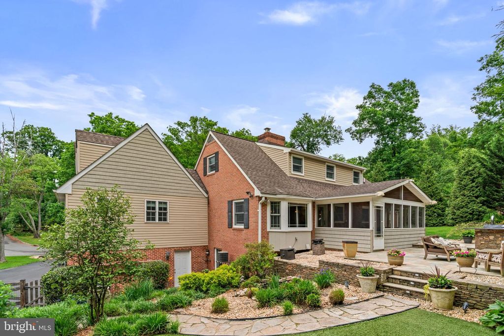 Image 2 of property listing at 3618 UNDEROAK DR, Ellicott City, MD 21042