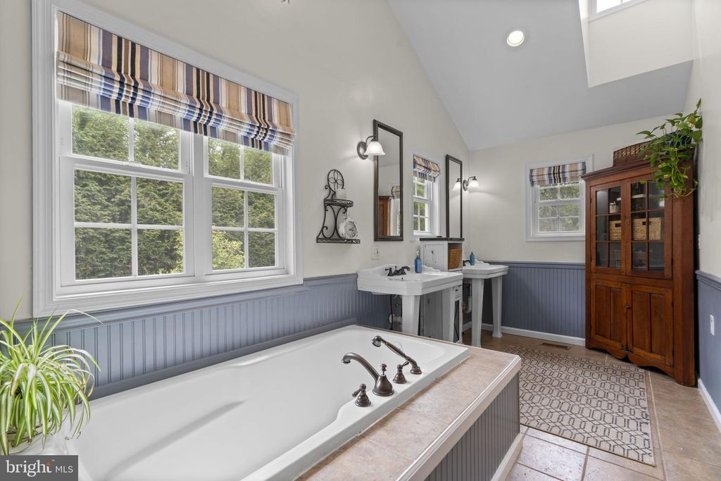 Image 20 of property listing at 3618 UNDEROAK DR, Ellicott City, MD 21042