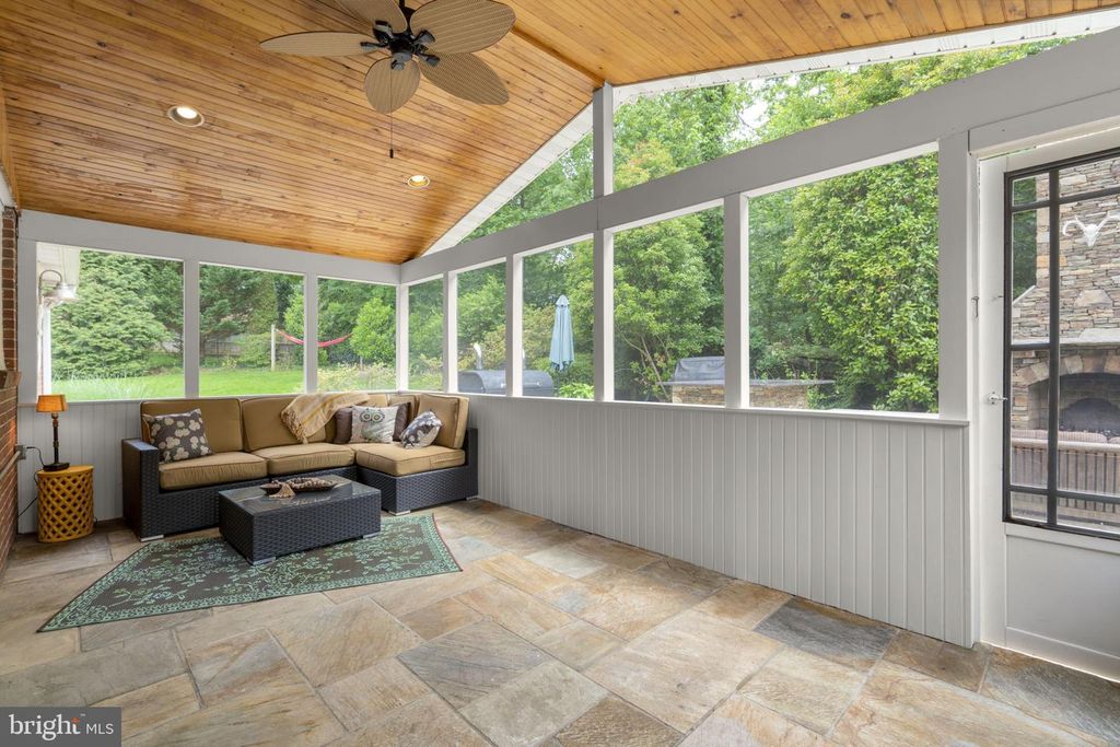 Image 3 of property listing at 3618 UNDEROAK DR, Ellicott City, MD 21042
