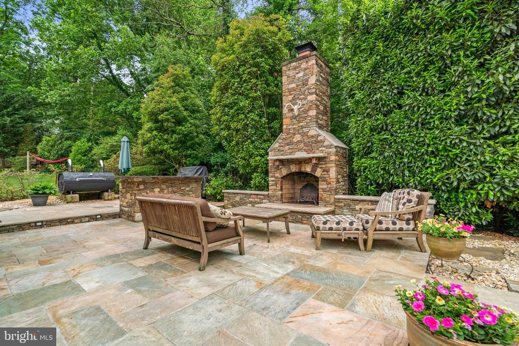 Image 4 of property listing at 3618 UNDEROAK DR, Ellicott City, MD 21042