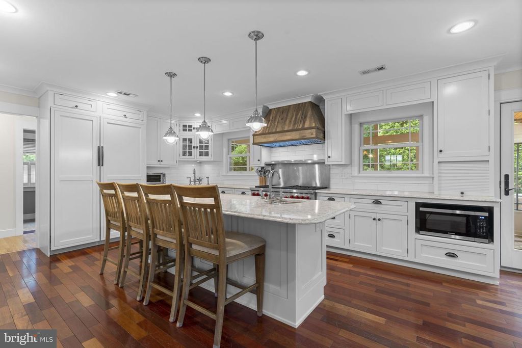 Image 6 of property listing at 3618 UNDEROAK DR, Ellicott City, MD 21042