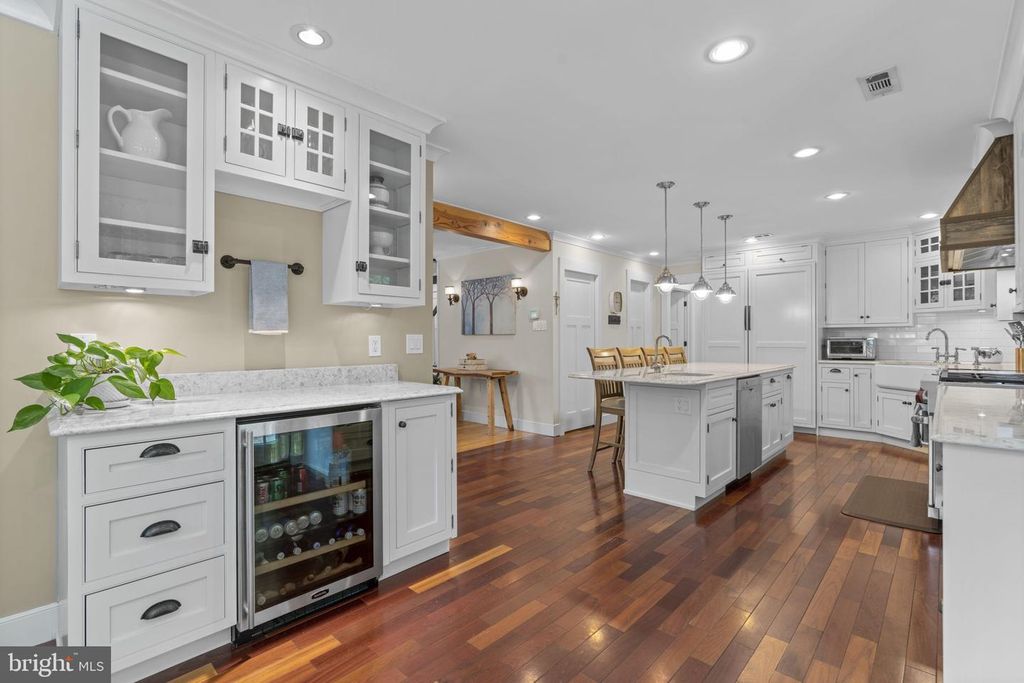 Image 8 of property listing at 3618 UNDEROAK DR, Ellicott City, MD 21042