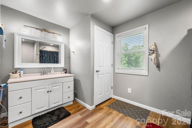 422 Arlington Circle NW, Lenoir, NC 28645
