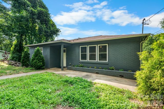 422 Arlington Circle NW, Lenoir, NC 28645