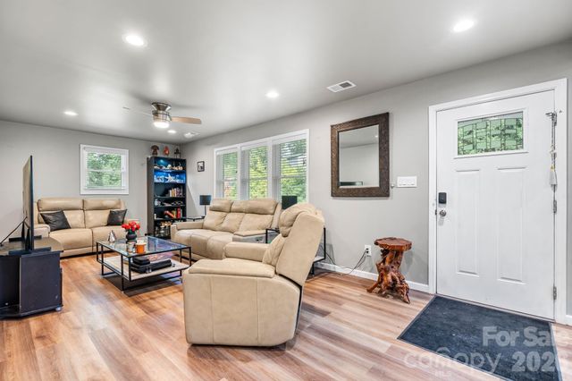 422 Arlington Circle NW, Lenoir, NC 28645