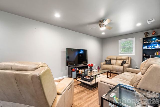 422 Arlington Circle NW, Lenoir, NC 28645