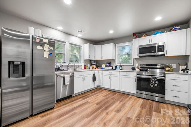 422 Arlington Circle NW, Lenoir, NC 28645