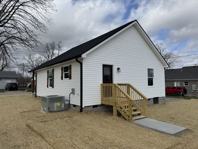 706 Courthouse View St, Lafayette, TN 37083