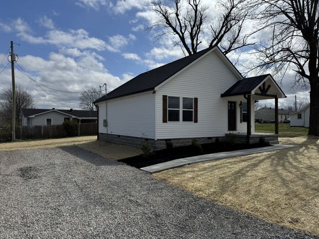 706 Courthouse View St, Lafayette, TN 37083