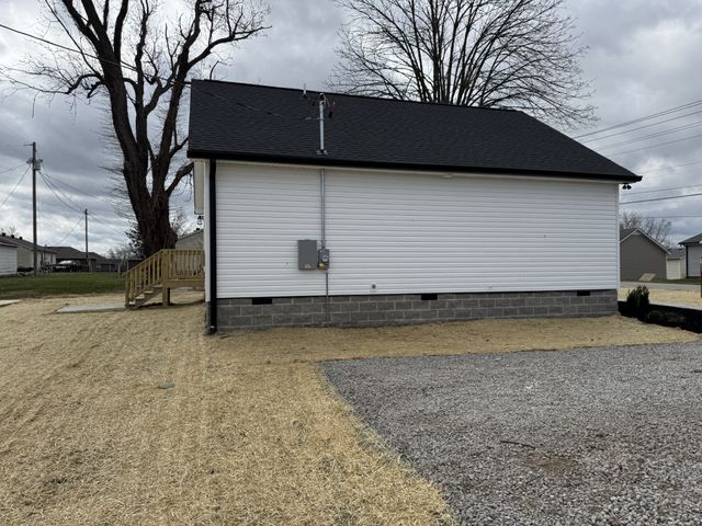 706 Courthouse View St, Lafayette, TN 37083