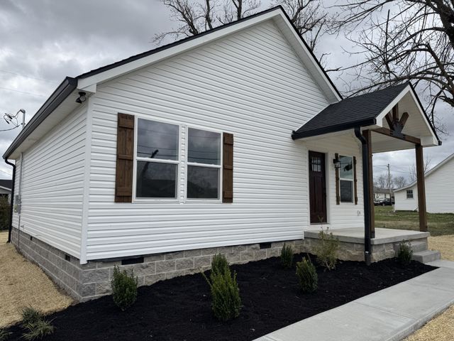 706 Courthouse View St, Lafayette, TN 37083