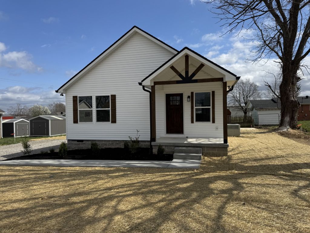 706 Courthouse View St, Lafayette, TN 37083