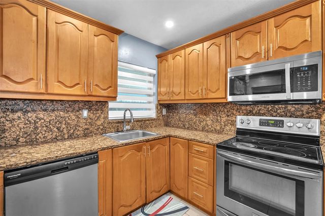 21211 NE 2nd Ave, Miami, FL 33179