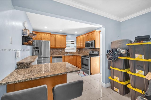 21211 NE 2nd Ave, Miami, FL 33179