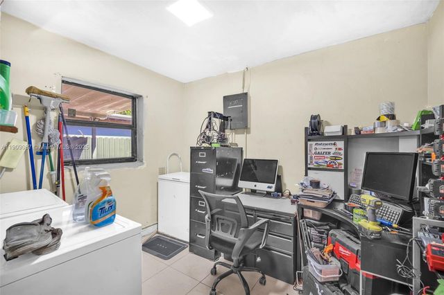 21211 NE 2nd Ave, Miami, FL 33179