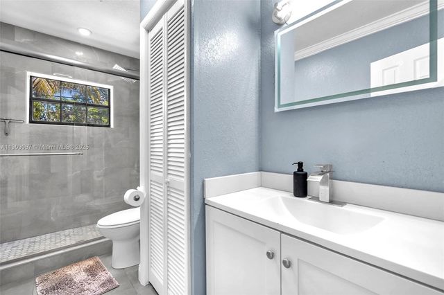 21211 NE 2nd Ave, Miami, FL 33179