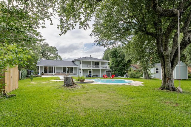 123 S Cedar Street, Lake Jackson, TX 77566