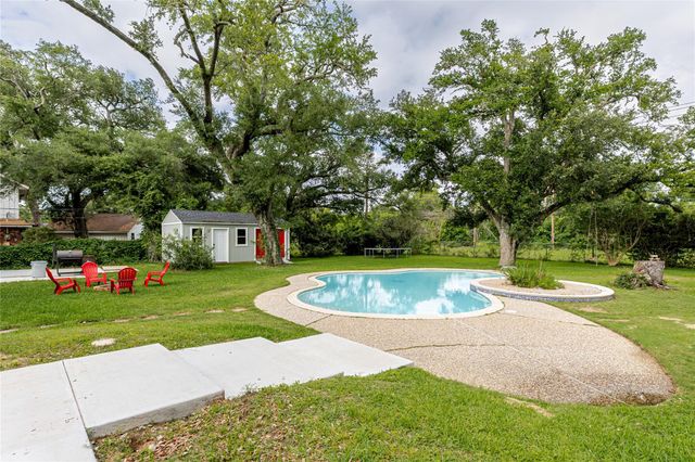 123 S Cedar Street, Lake Jackson, TX 77566