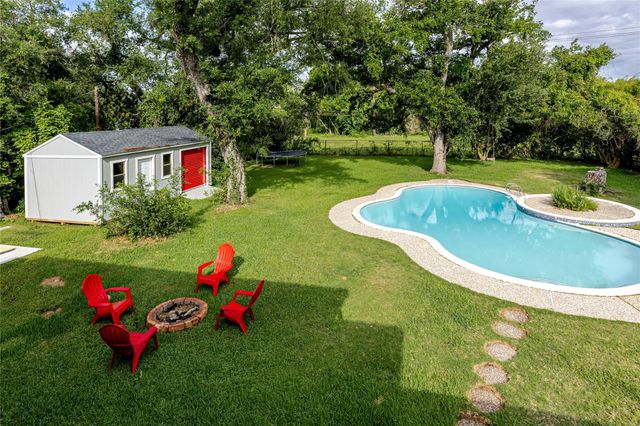 123 S Cedar Street, Lake Jackson, TX 77566