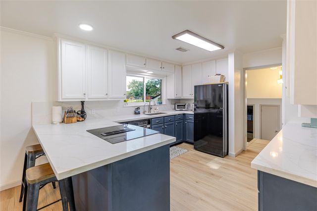 123 S Cedar Street, Lake Jackson, TX 77566